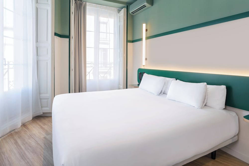 Superior, Queen Bed, City View