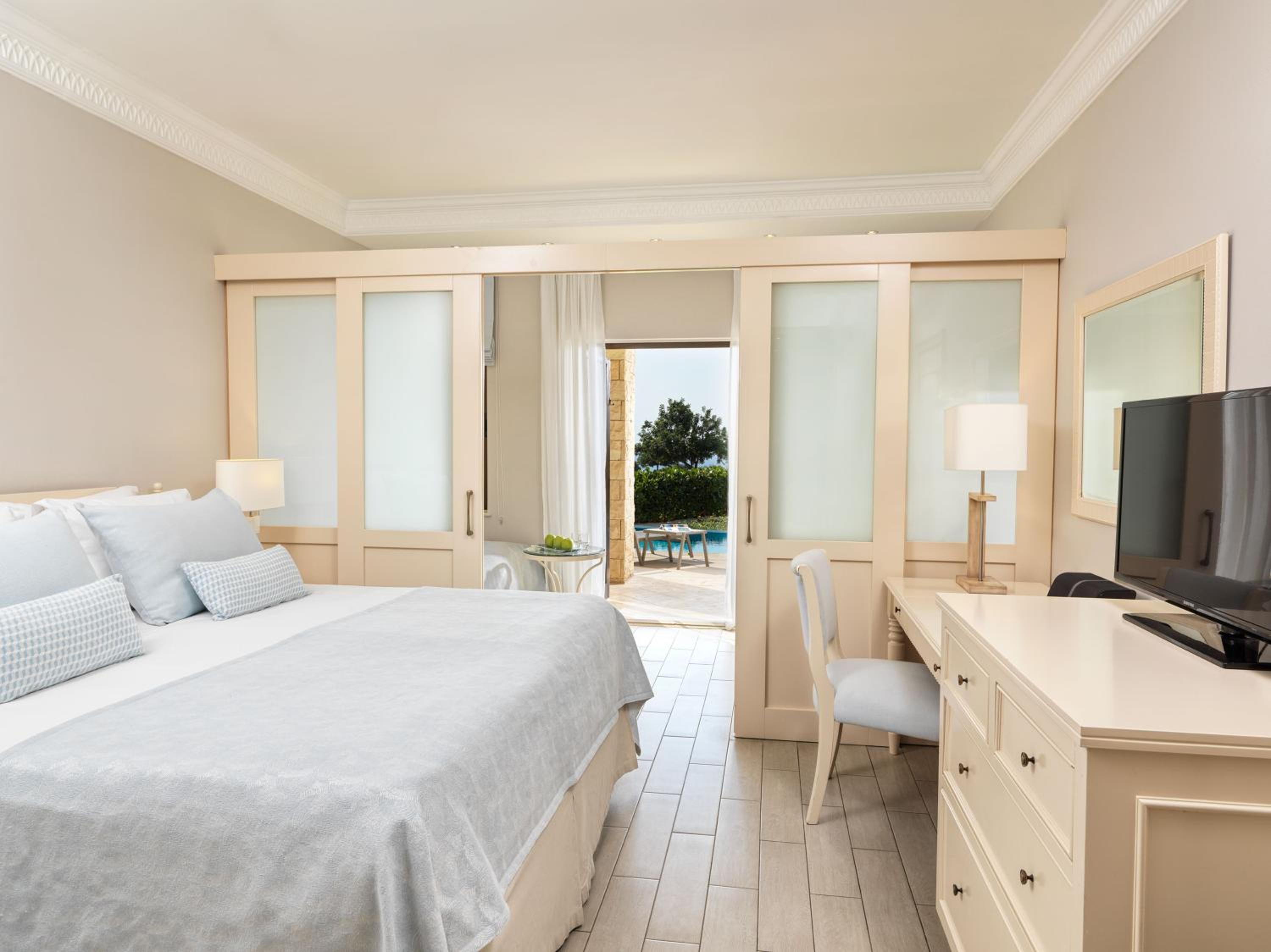 Swim Up, Junior Suite, 1 Double and 1 Single Bed, Golf and Sea View