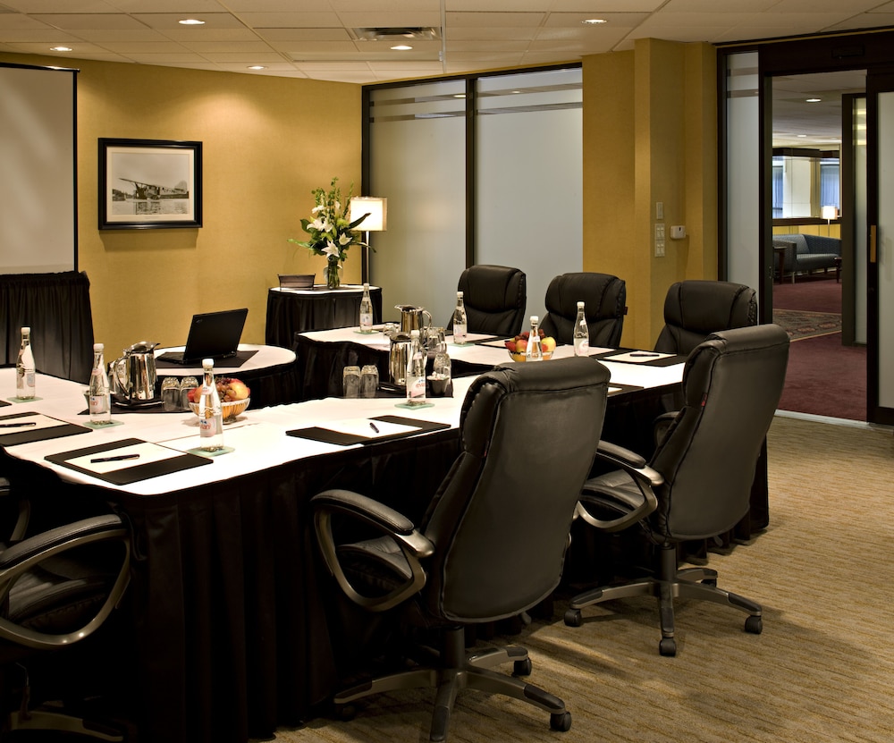 Delta Hotels Calgary Airport In Terminal 22/23