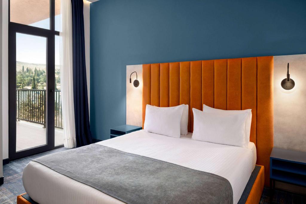 Suite, Queen Bed, Forest View