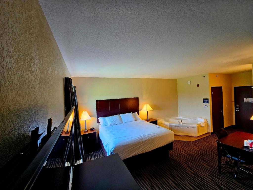 Suite, Single, King Bed, Hot Tub