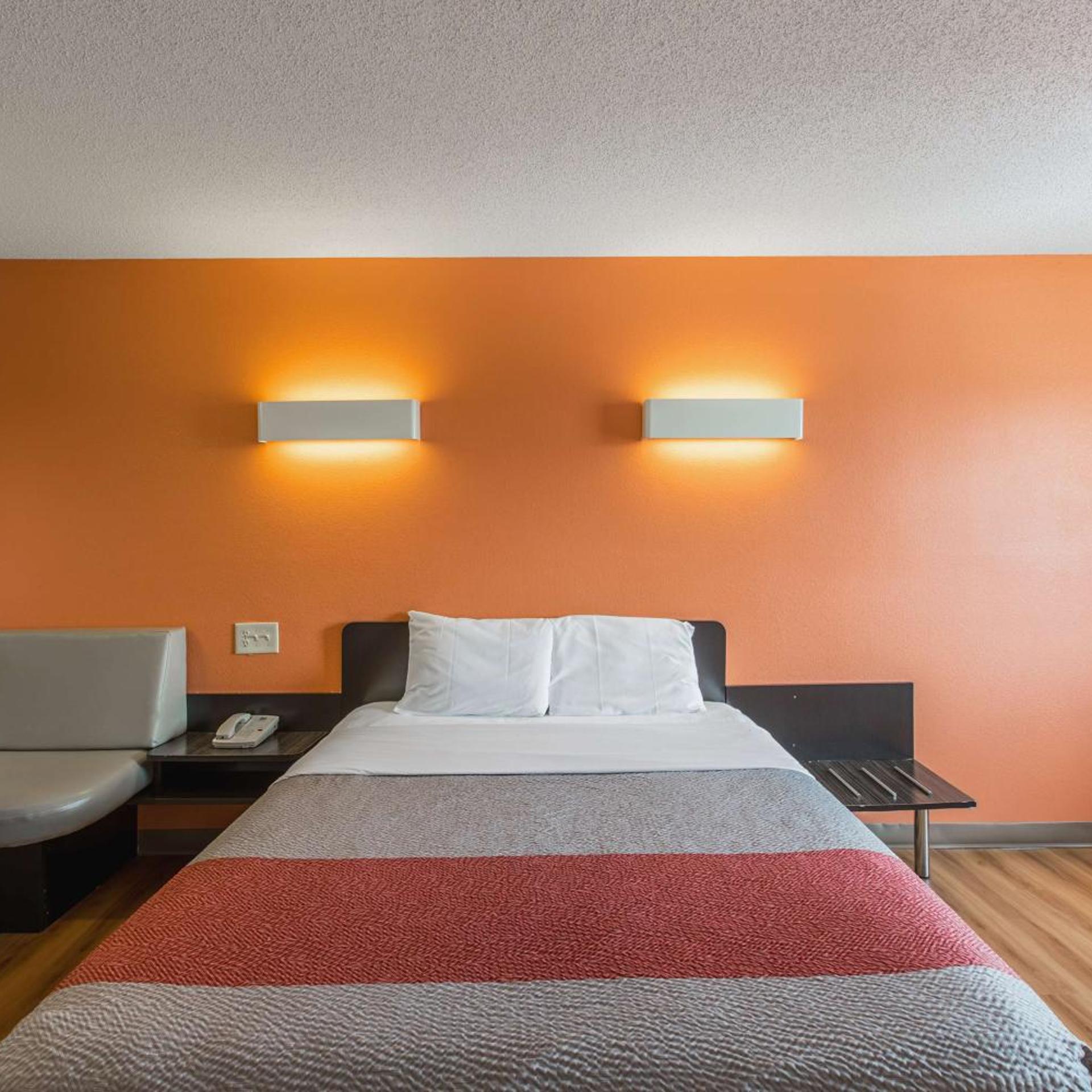 غرفة بسرير كوين، Motel6 Omaha, NE - Central 3/7