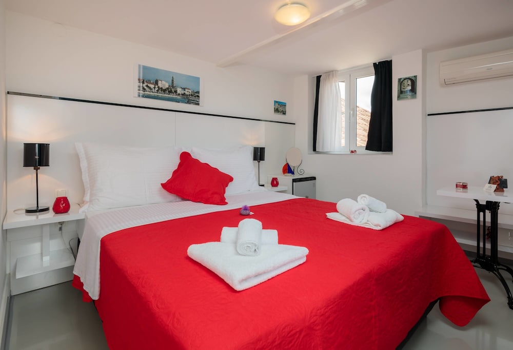 ROOM, DOUBLE BED, CITY VIEW, BALCONY