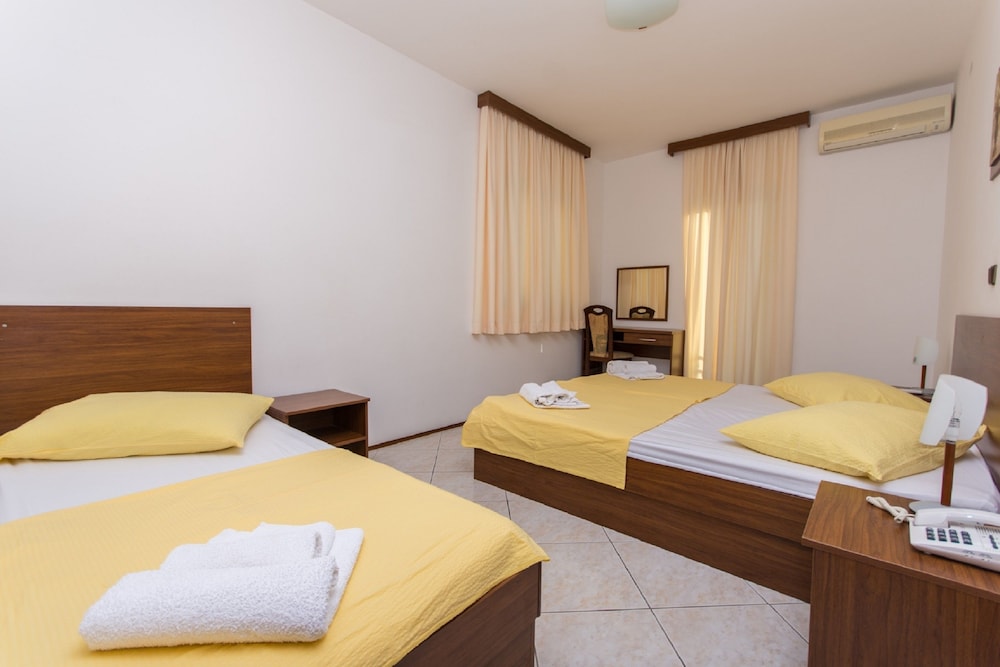 ROOM, QUADRUPLE, BALCONY