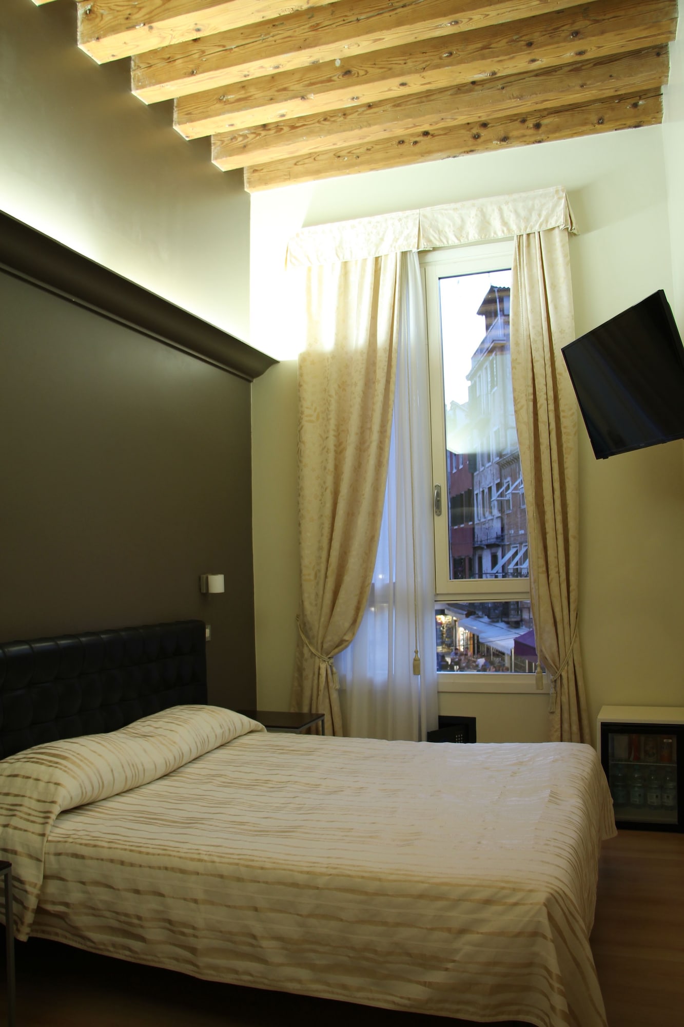 Room, Double Bed 2/6
