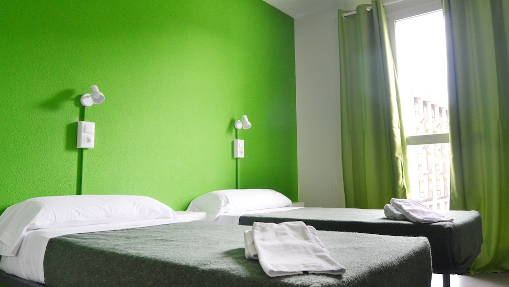 ROOM, TWIN BEDS