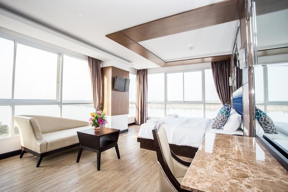 Blu Hotel Nakhon Phanom 26/35