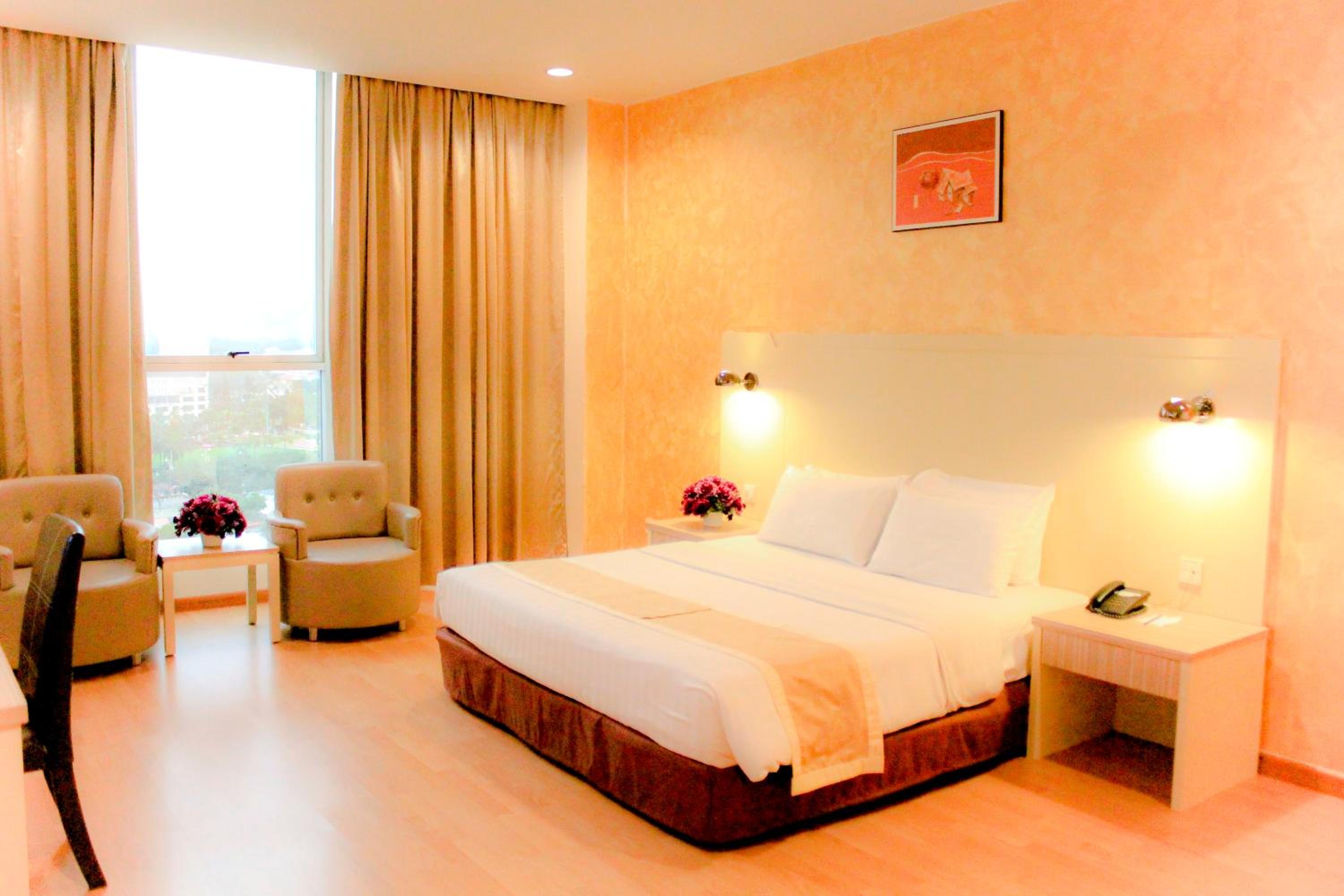 DELUXE KING ROOM