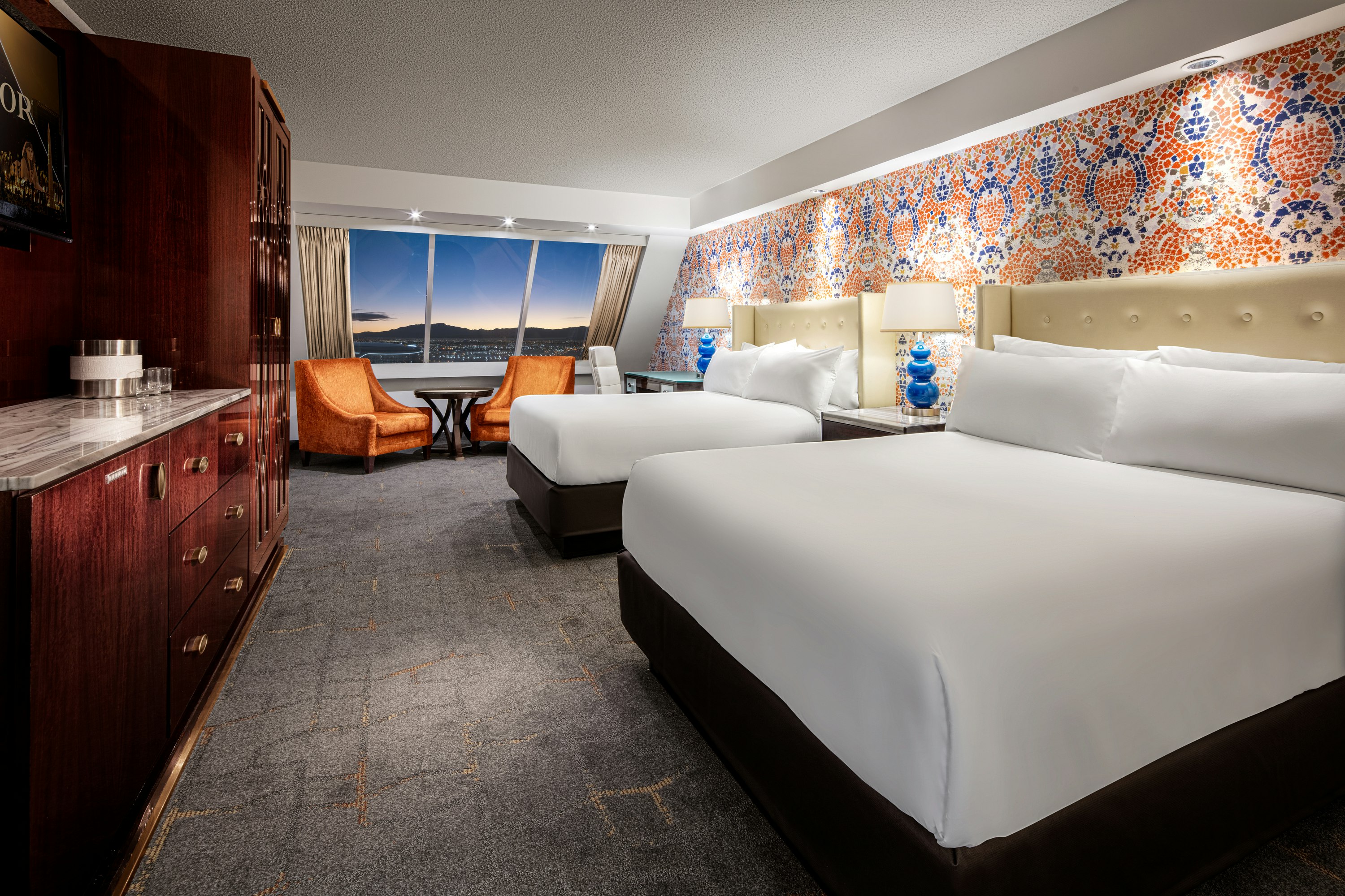 PYRAMID, PREMIER, 2 QUEEN BEDS