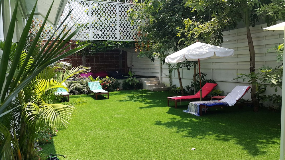 Barefeet Naturist Resort 44/48