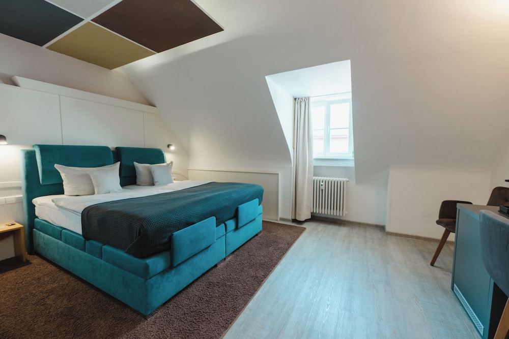 1 BEDROOM, BASIC, DOUBLE BED
