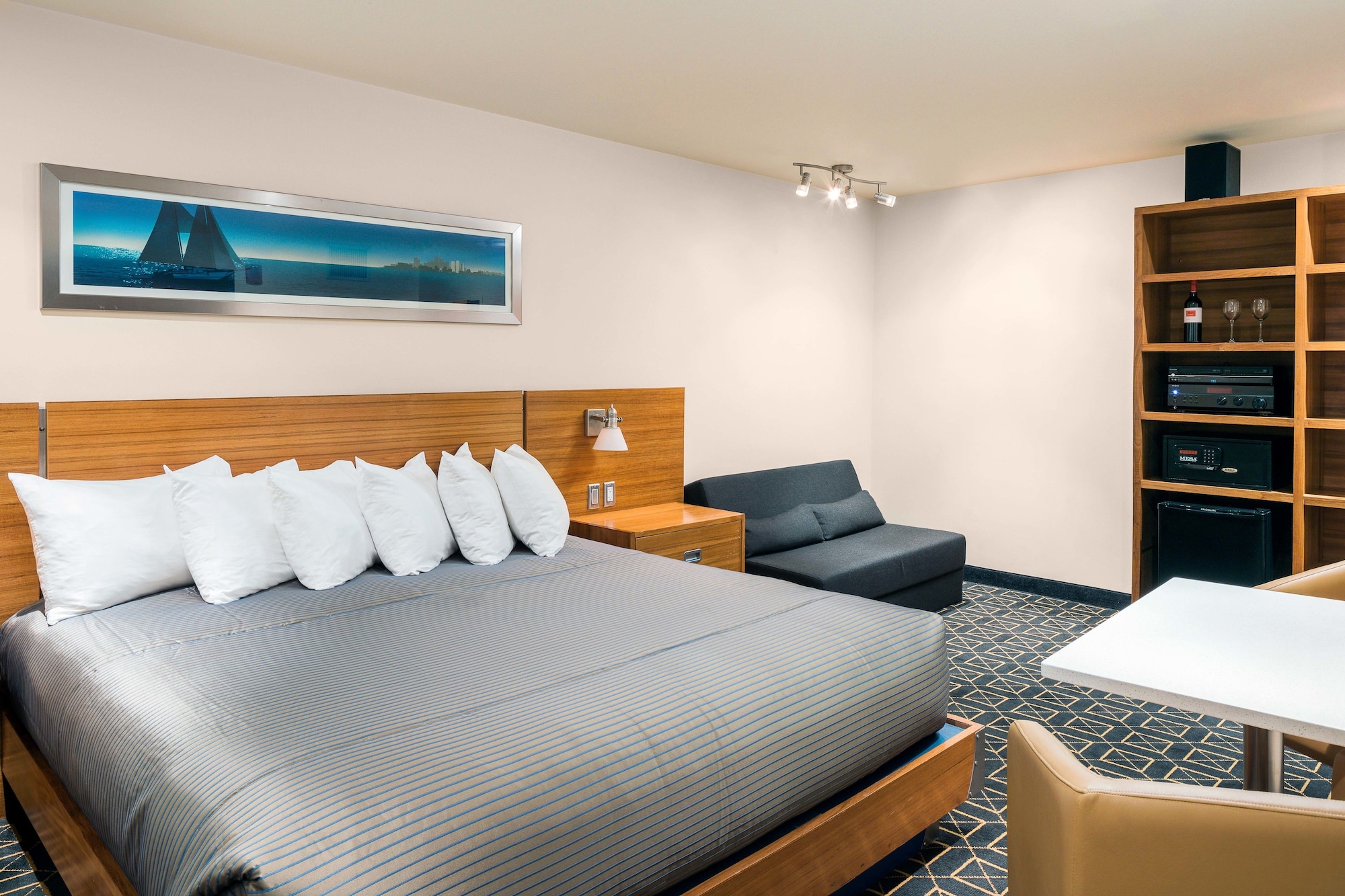 CABIN, KING BED, NO WINDOW
