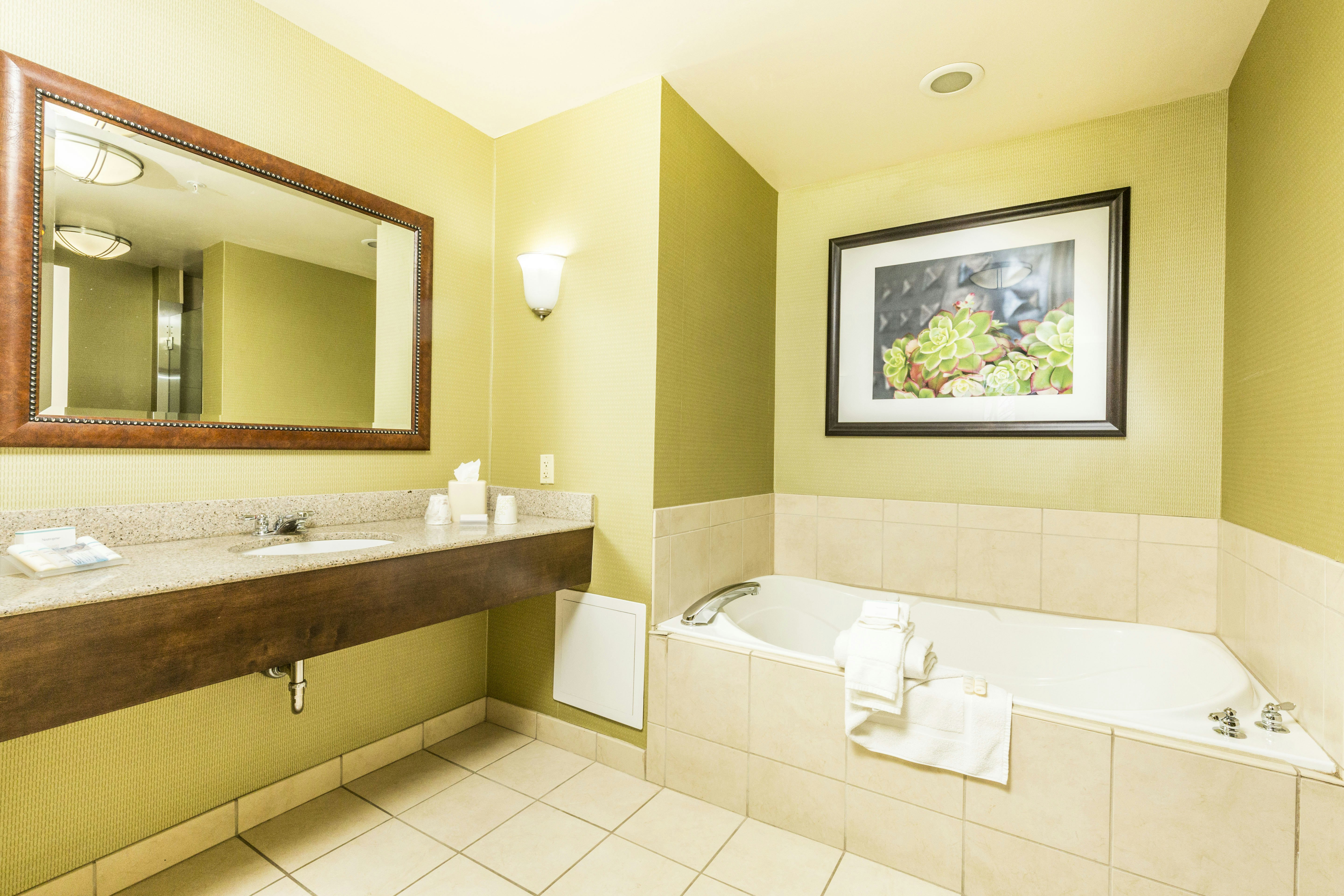 Suite, King Bed, Accessible