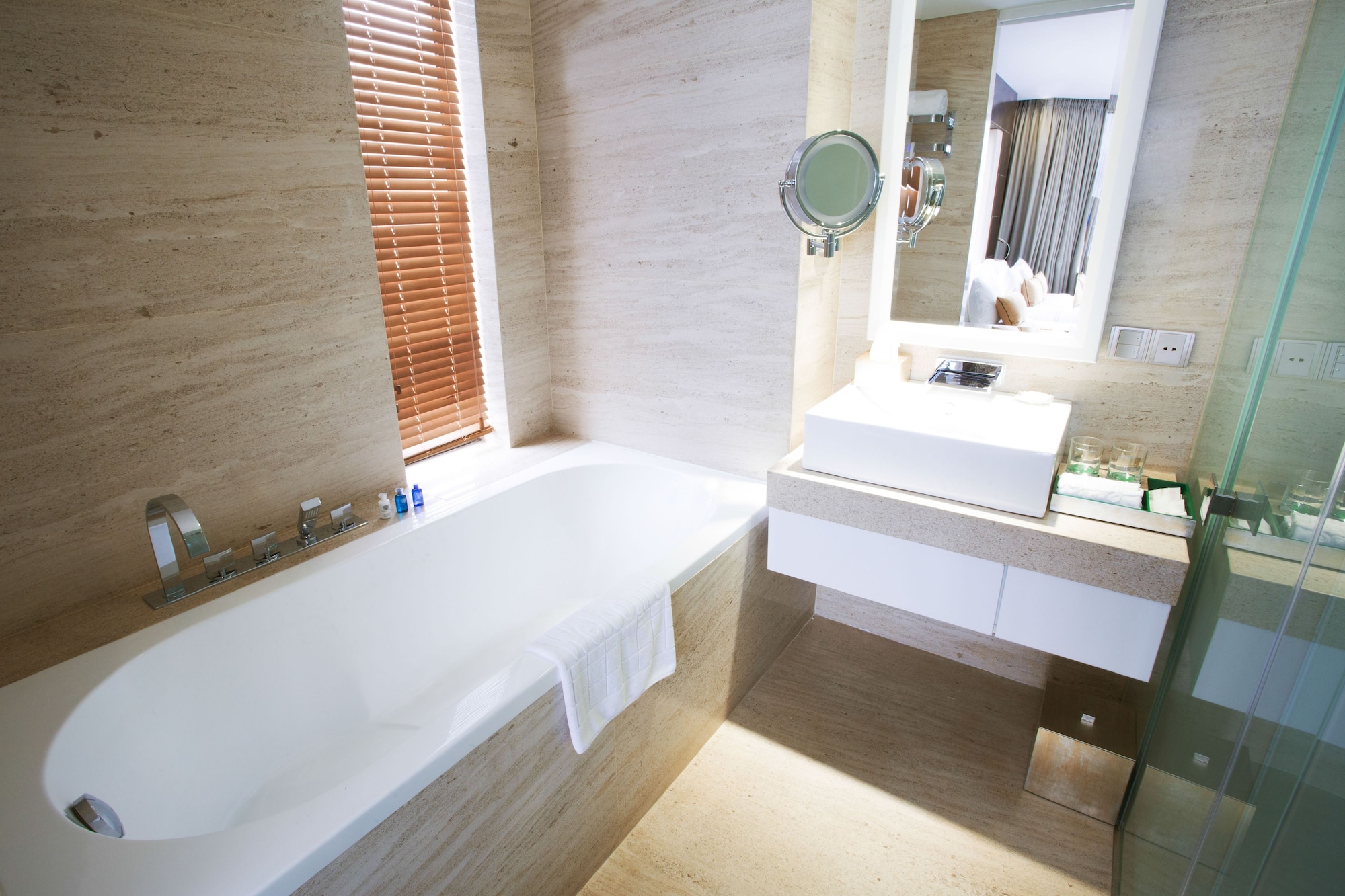 جناح بريميير بسرير مزدوج بإطلالة على البحر، Holiday Beach Hotel Danang 7/8