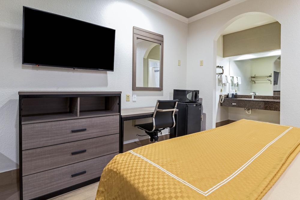 Scottish Inn Suites Baytown 17/32