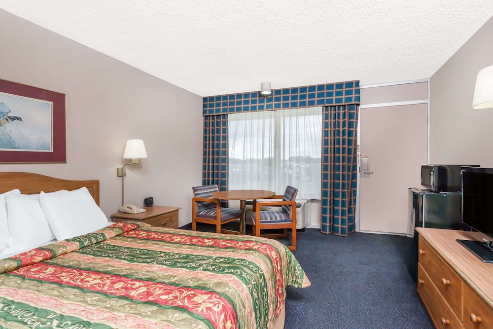 Days Inn by Wyndham Seguin TX 15/27