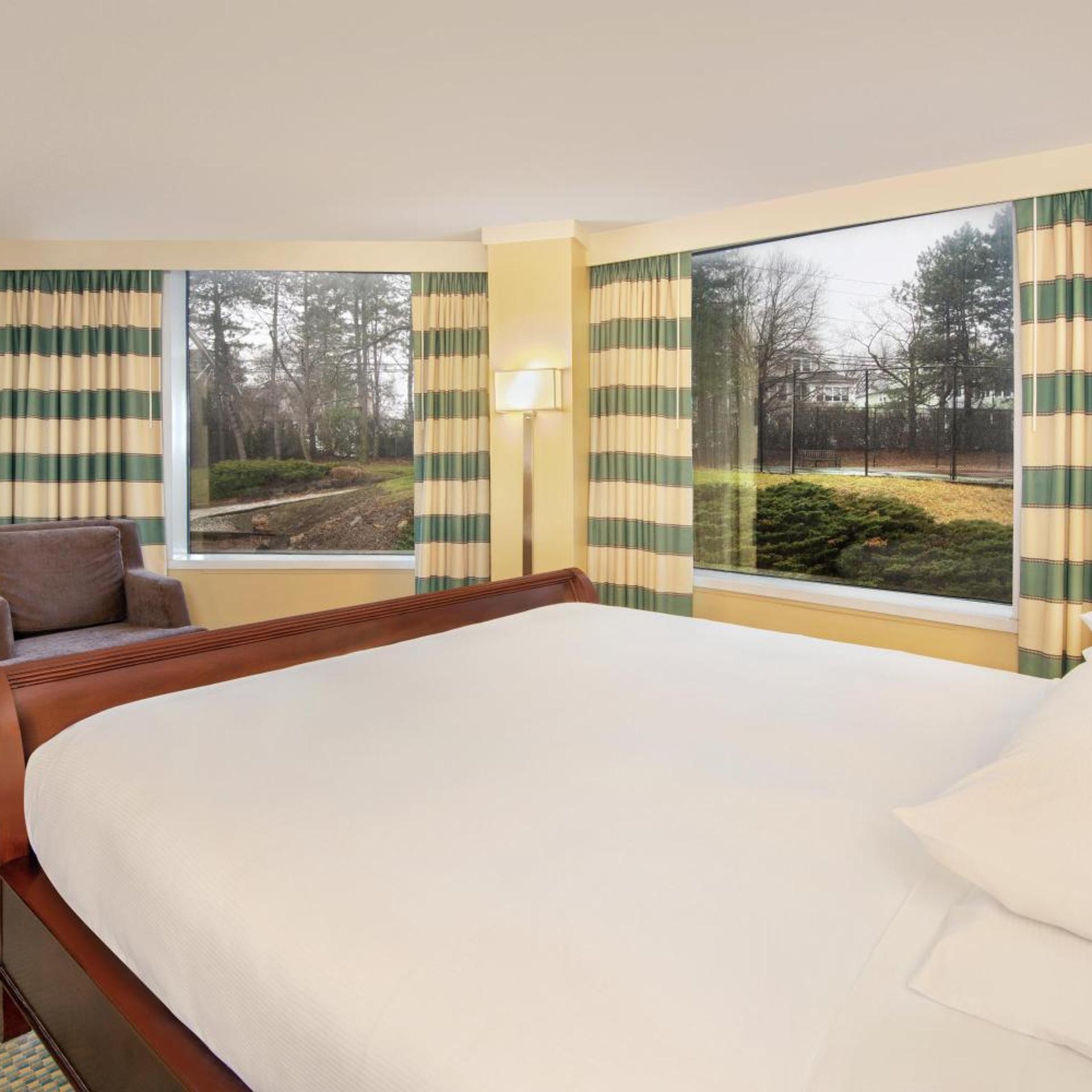 2 Bedrooms, Suite, King Bed