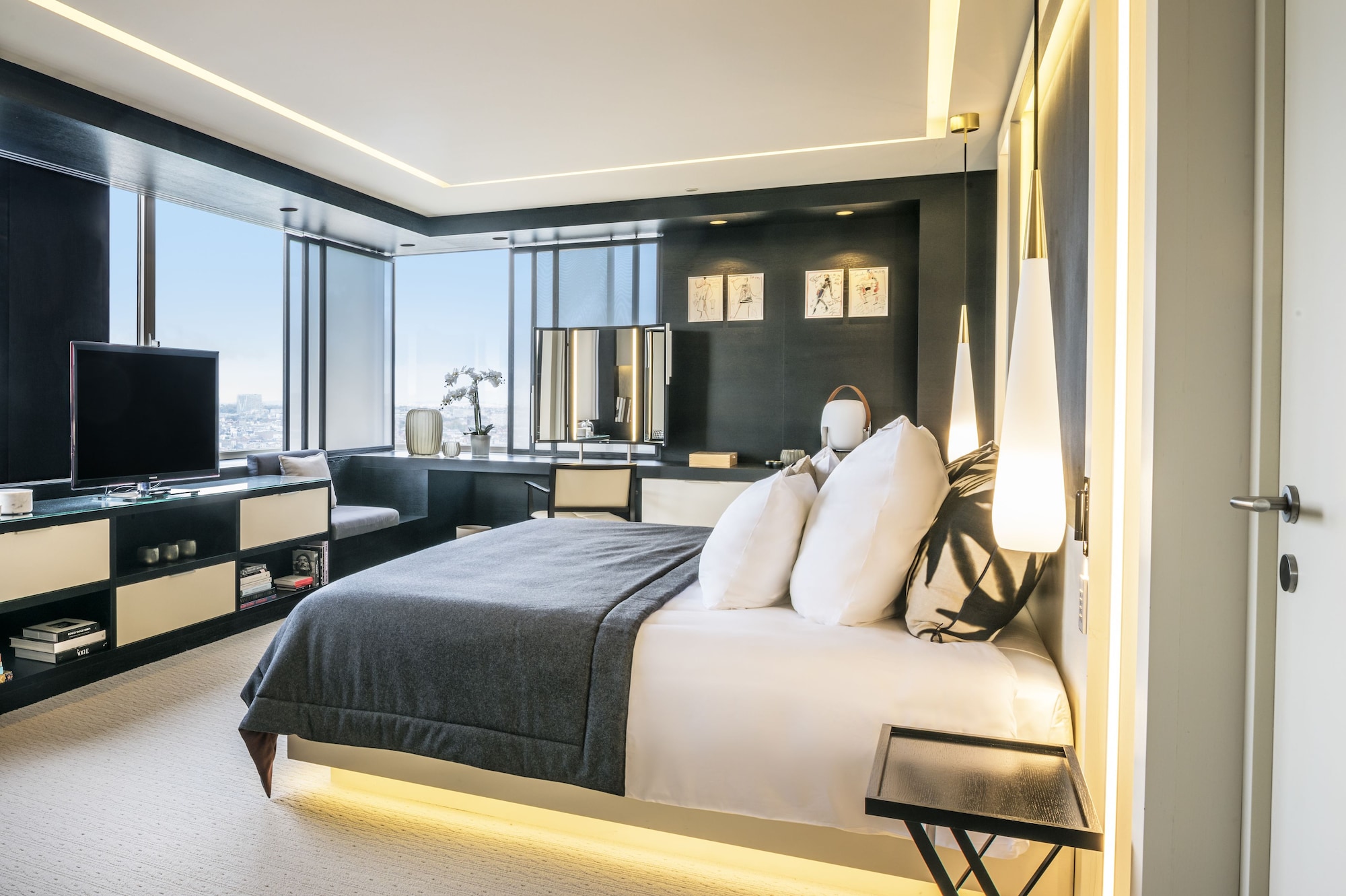SPLENDOUR, SUITE, LOUNGE ACCESS