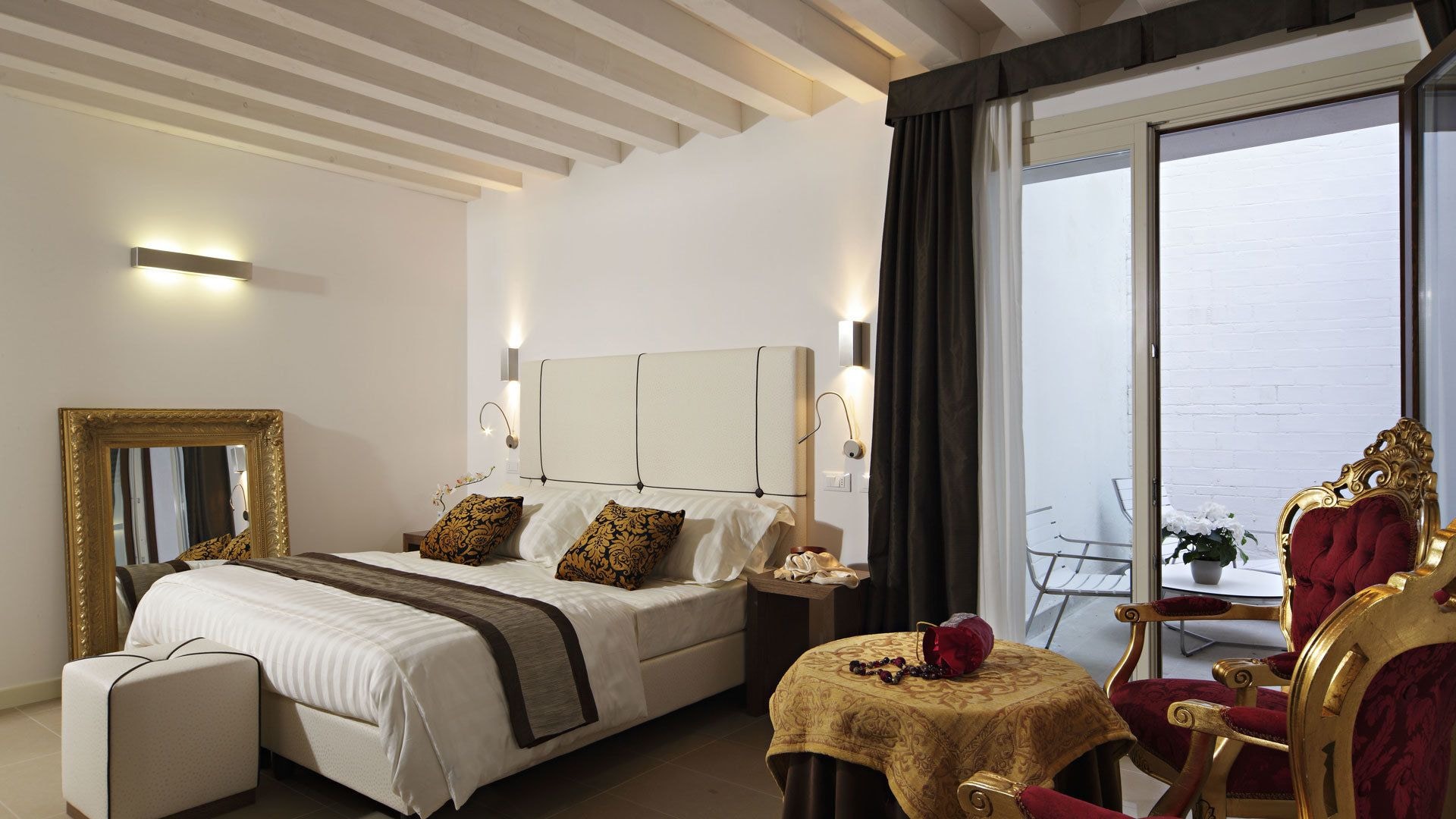 SUPERIOR, DOUBLE BED, PATIO