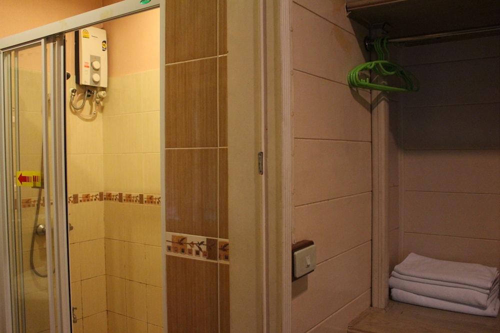 Samsen Sam Place Hotel 65/66