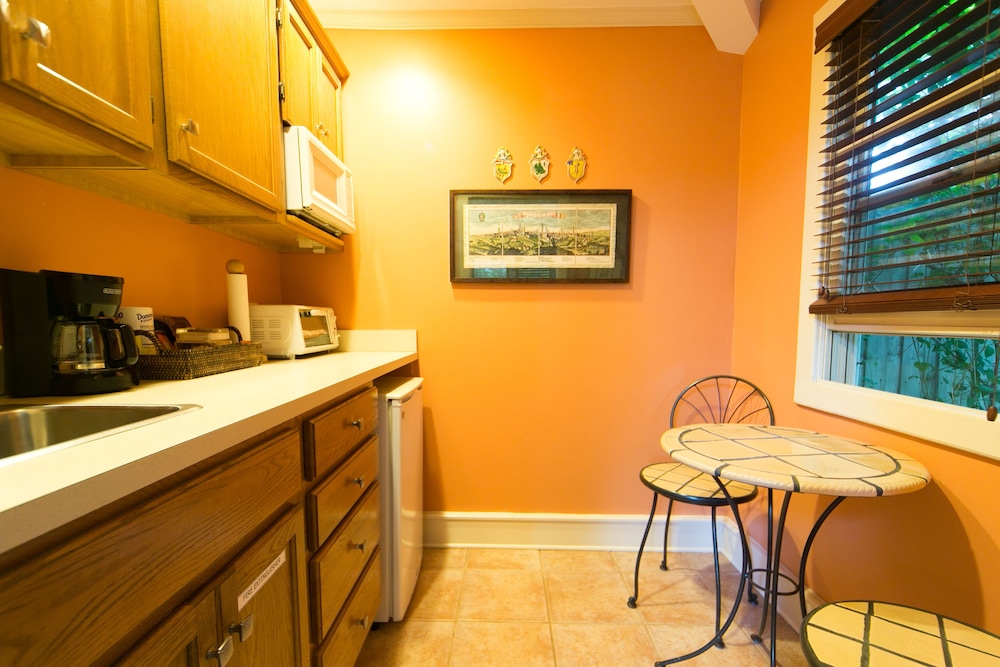 Hidden Garden Cottages Bed &amp; Breakfast 34/49
