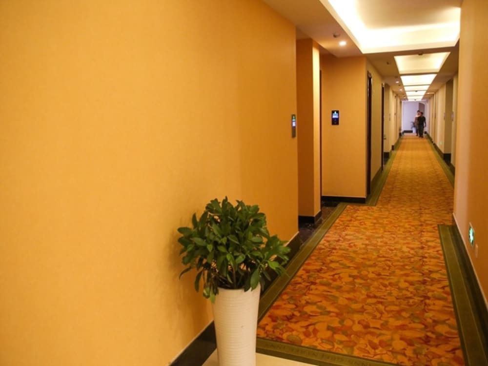 GreenTree Inn ZhenJiang DingMao Industrial Park WoDe Square Express Hotel 30/35