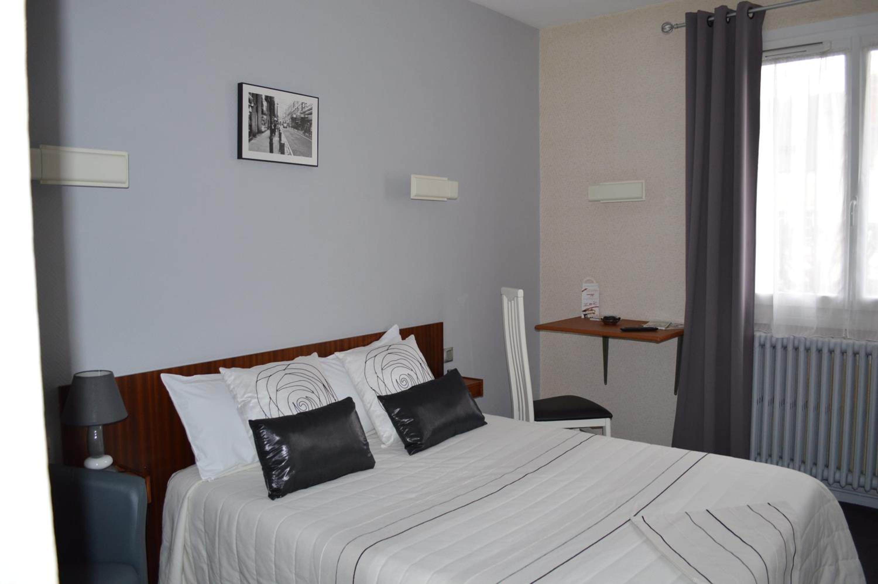 Room, Double Bed, Street Side View