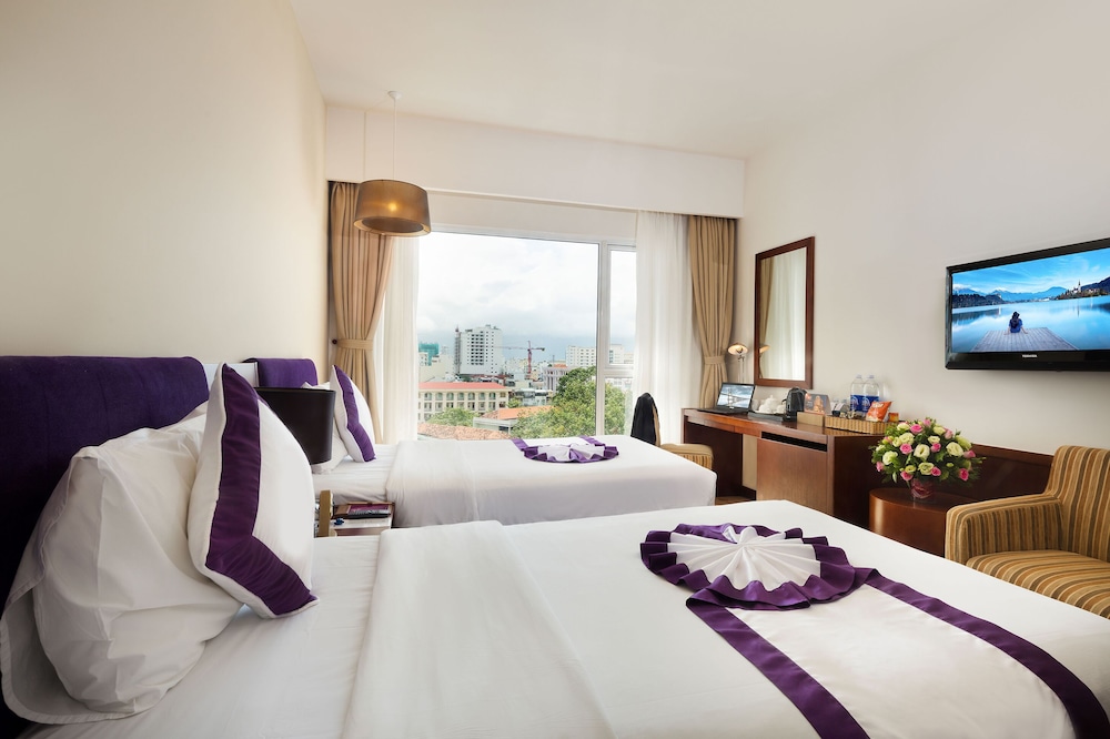 SUPERIOR, TWIN BEDS, CITY VIEW