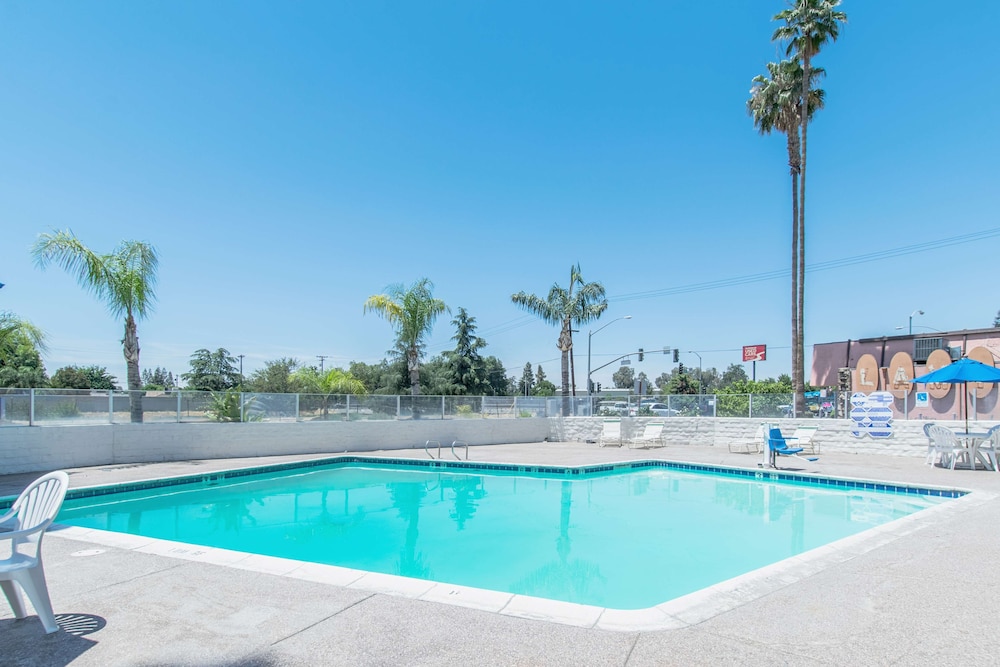 Motel6 Bakersfield, CA - Central 40/44