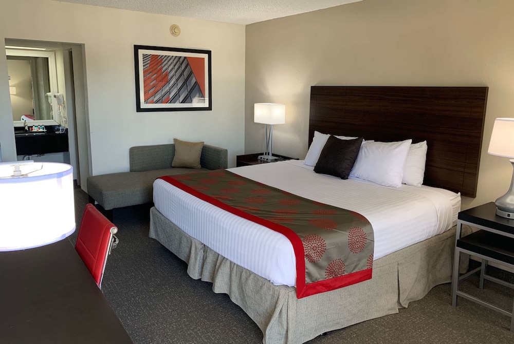 Ramada by Wyndham Sarasota Waterfront 24/71