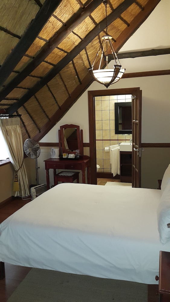 4 BEDROOMS, EXECUTIVE, COTTAGE, GARDEN VIEW
