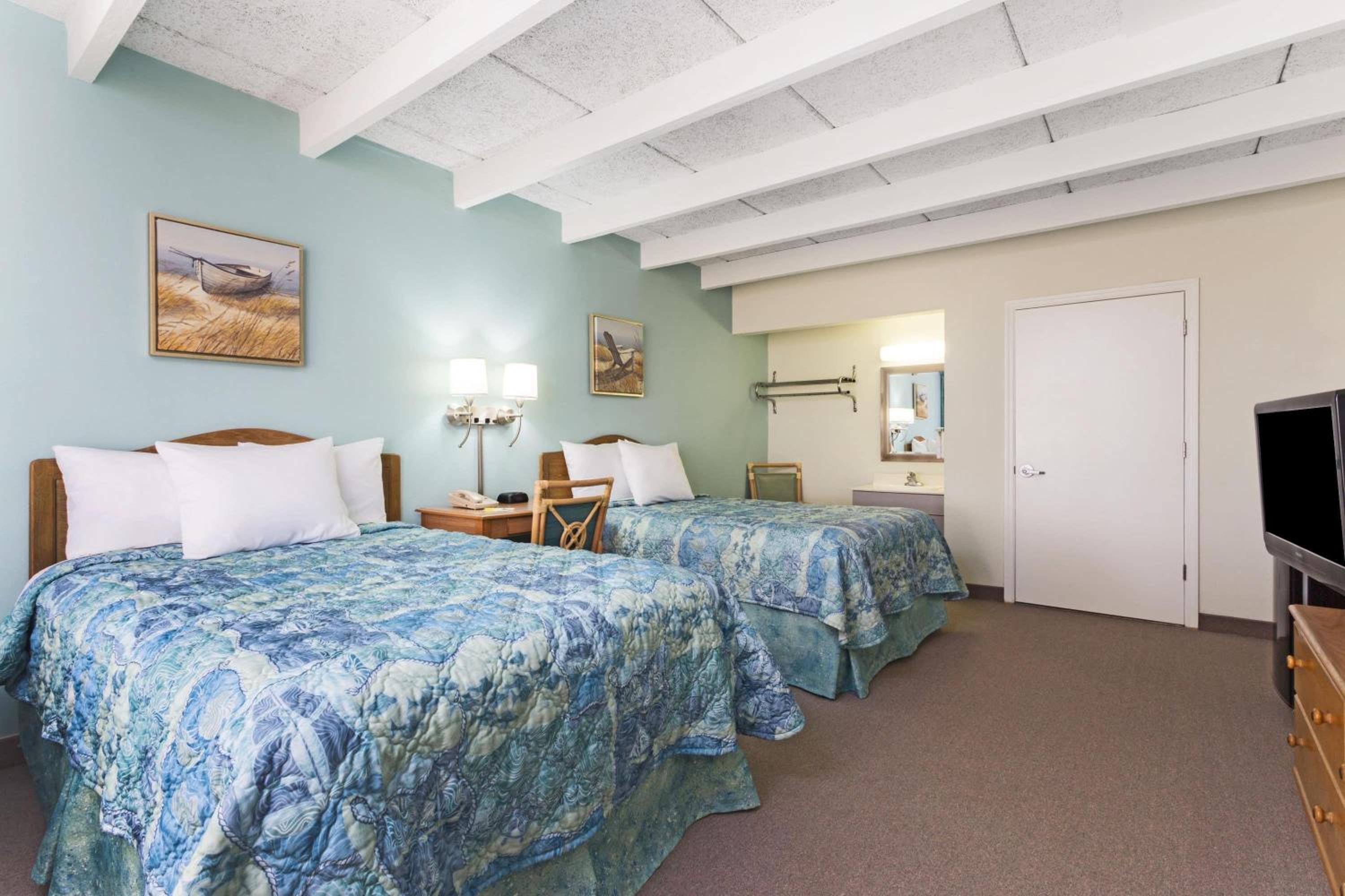 غرفة بسريرين مزدوجين بإطلالة جزئية على البحر، Days Inn & Suites By Wyndham Jekyll Island 8/10
