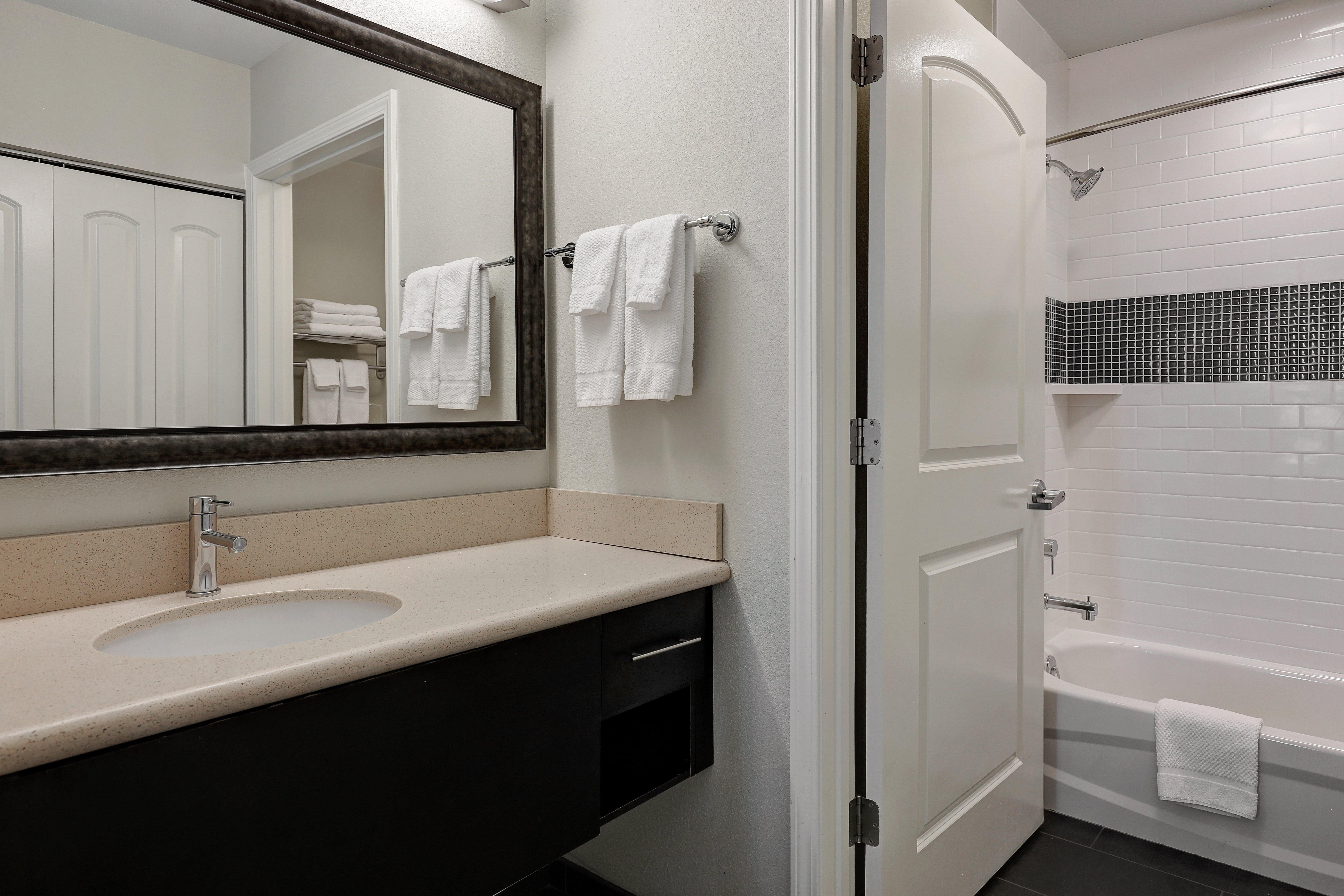 Studio, Suite, Queen Bed, Den