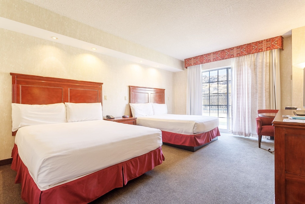 Pool, 2 Queen Beds