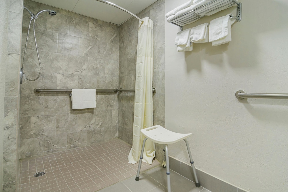 Quality Inn Raeford, NC 14/31