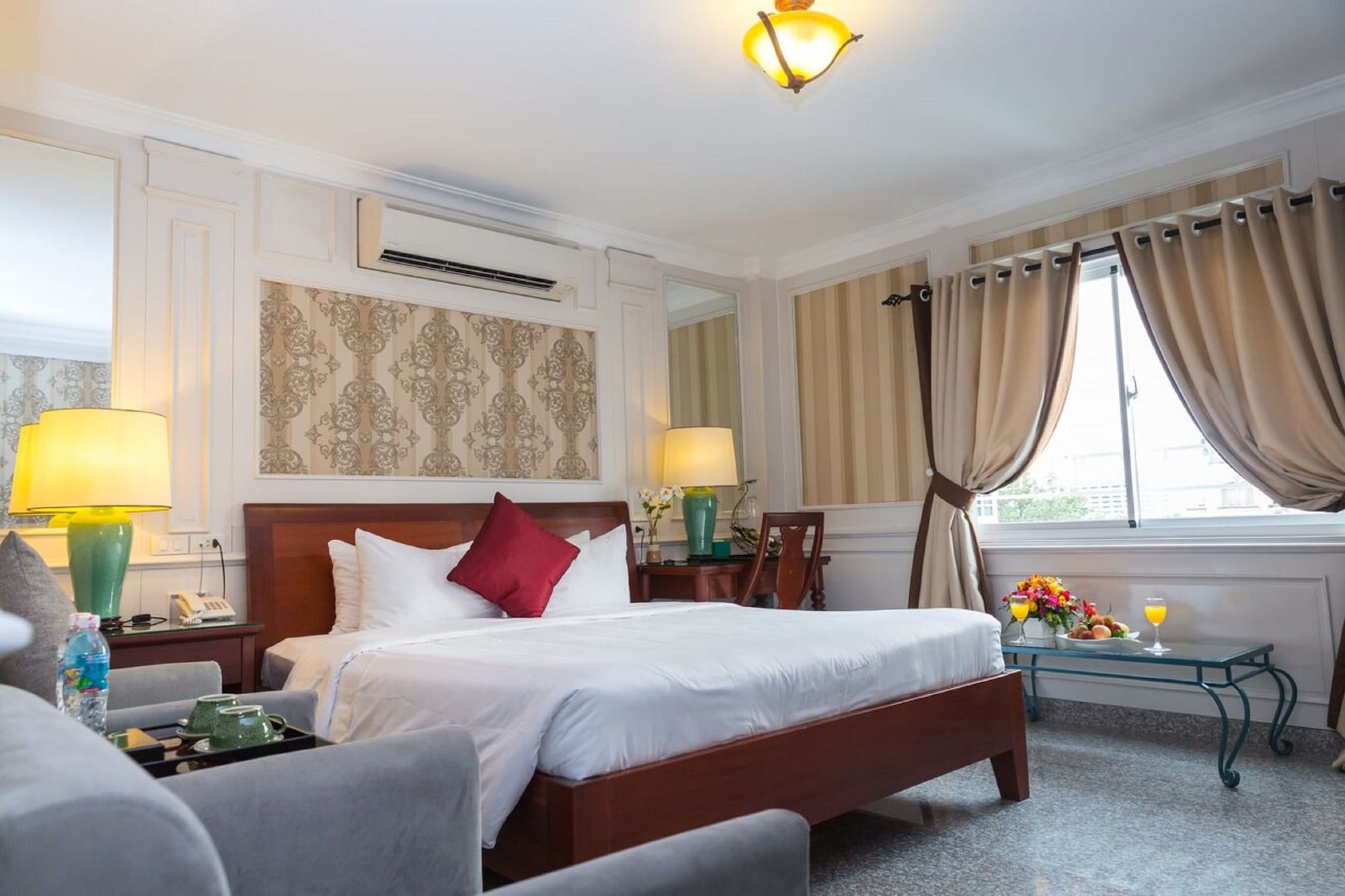EXECUTIVE, SUITE