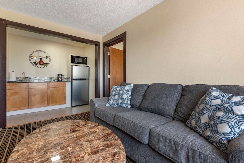 Quality Inn & Suites Warren PA 22/29