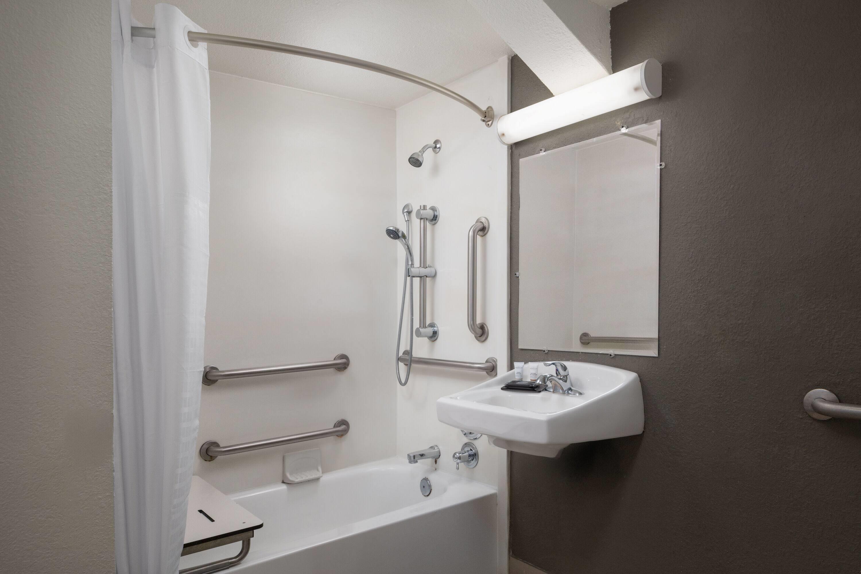 غرفة بسريرين مزدوجين بإطلالة لذوي الإعاقة، La Quinta Inn Omaha West 5/5