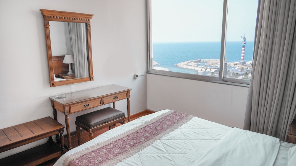 Holiday Home Suites 15/48