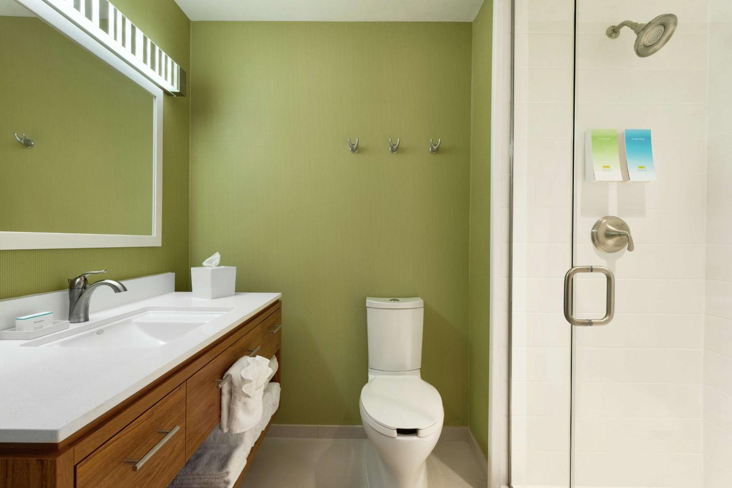 جناح بسرير كوين بغرفة نوم واحدة مع أريكة، Home2 Suites by Hilton Alexandria 7/7