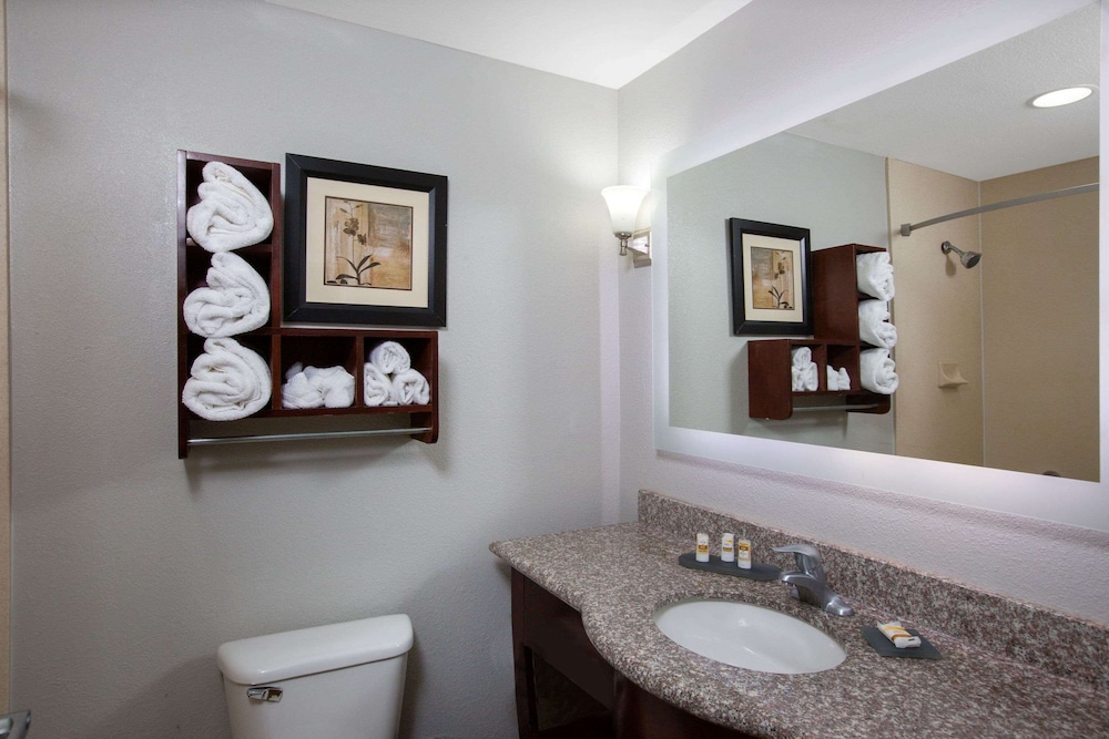 La Quinta Inn & Suites by Wyndham Tupelo 11/48