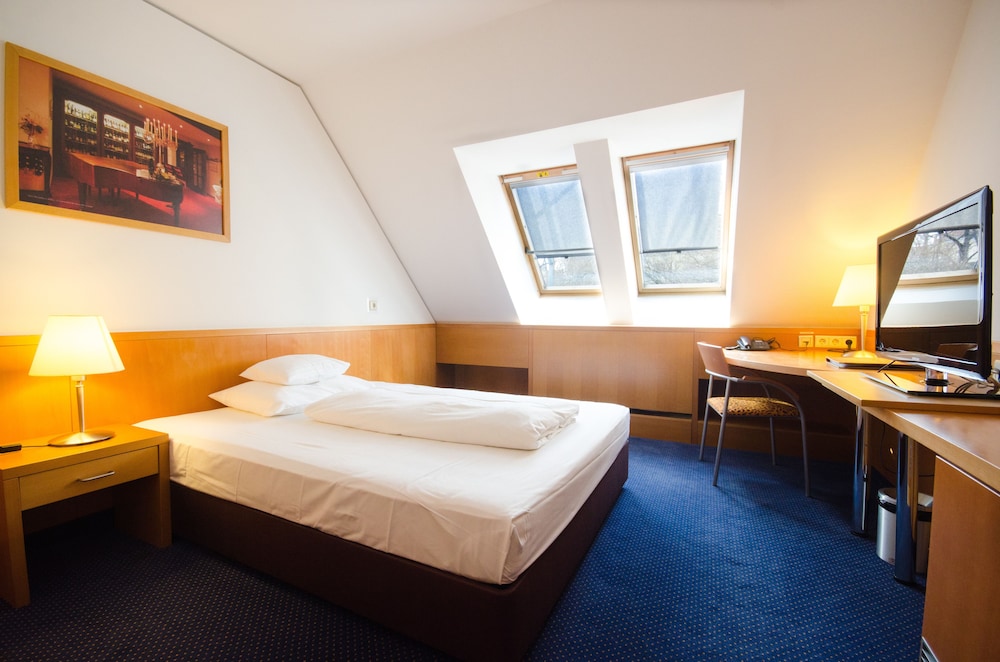 SINGLE ROOM