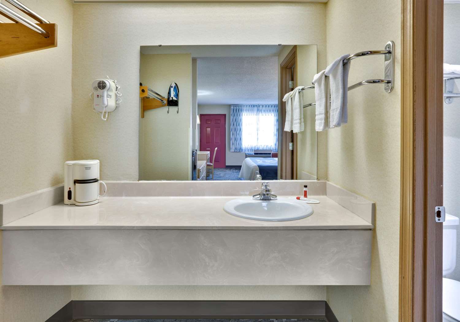 Days Inn & Suites by Wyndham Bentonville 19/19