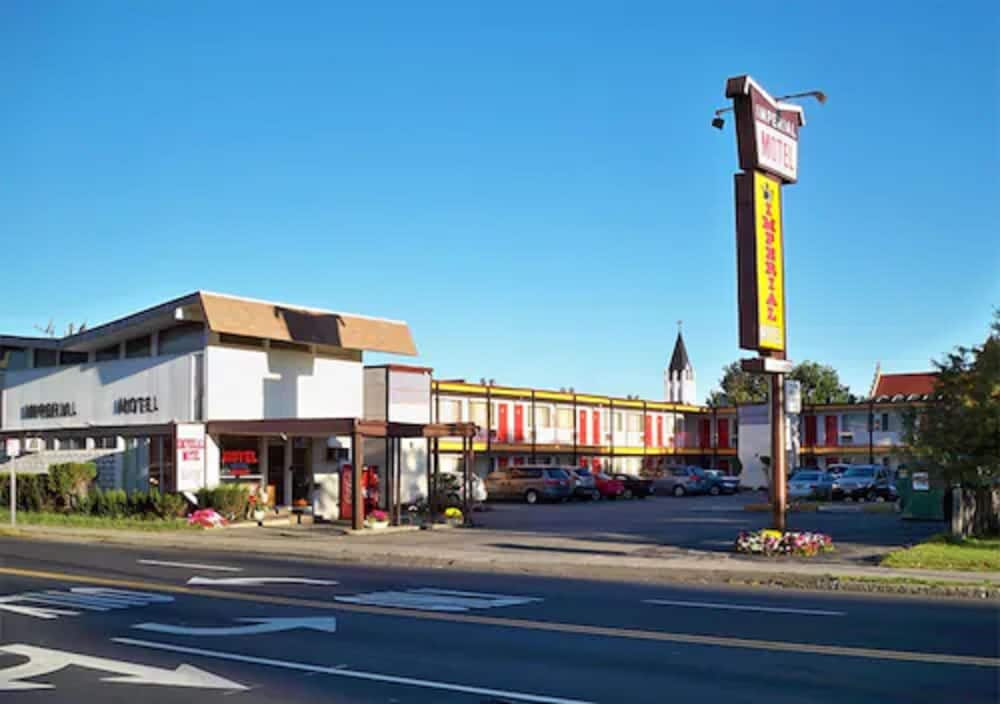 Imperial Motel 8/32