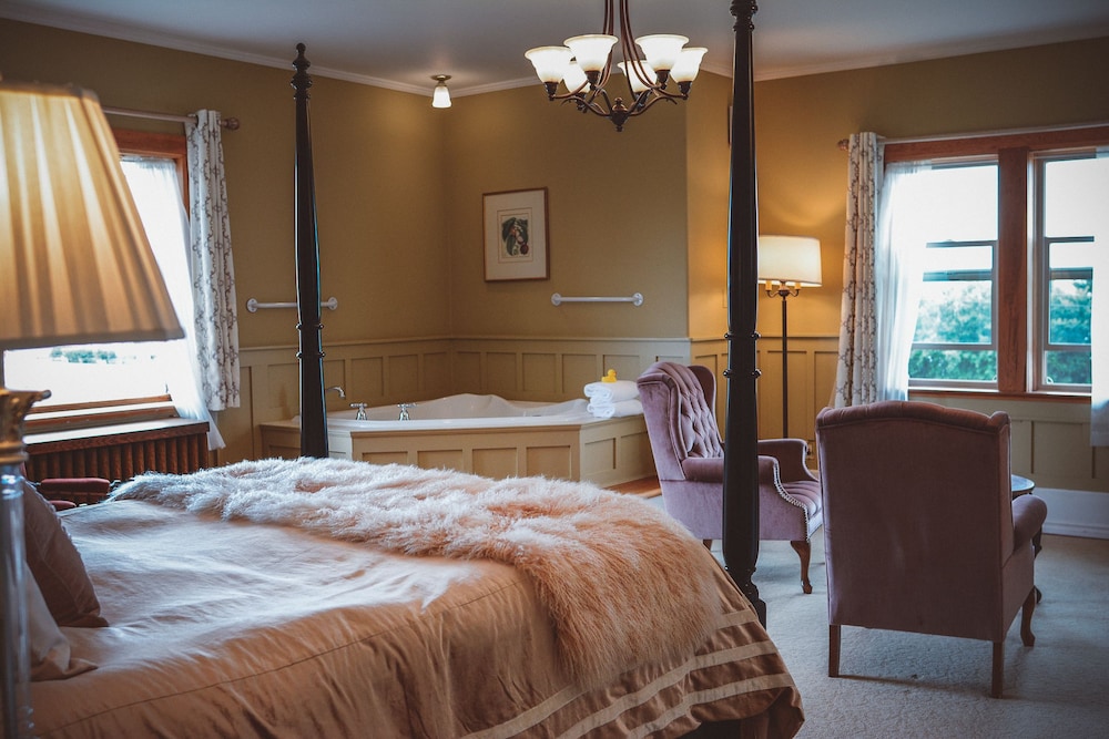 Cambridge, Deluxe, Queen Bed
