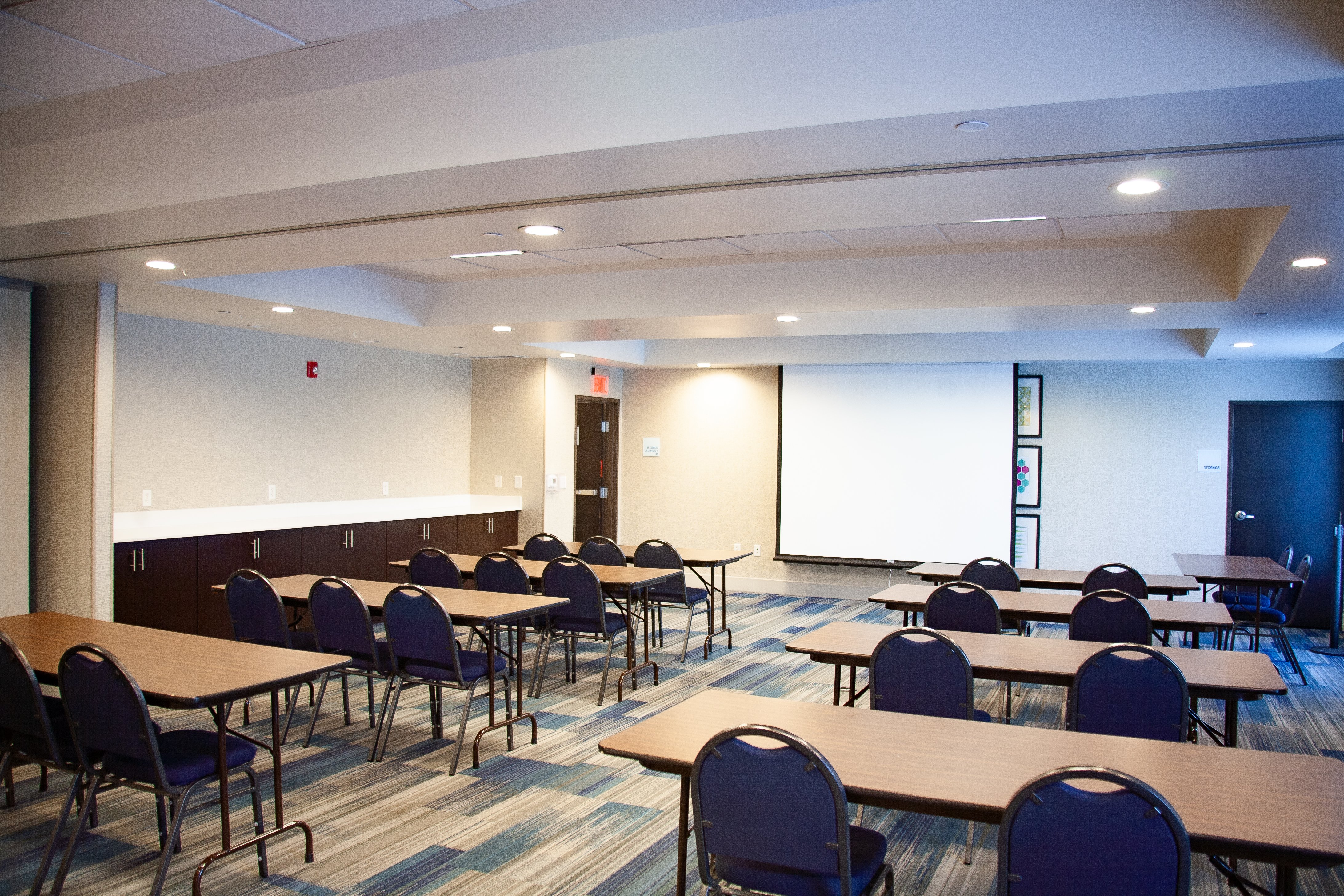 Holiday Inn Express Suites Overland Park 55/60