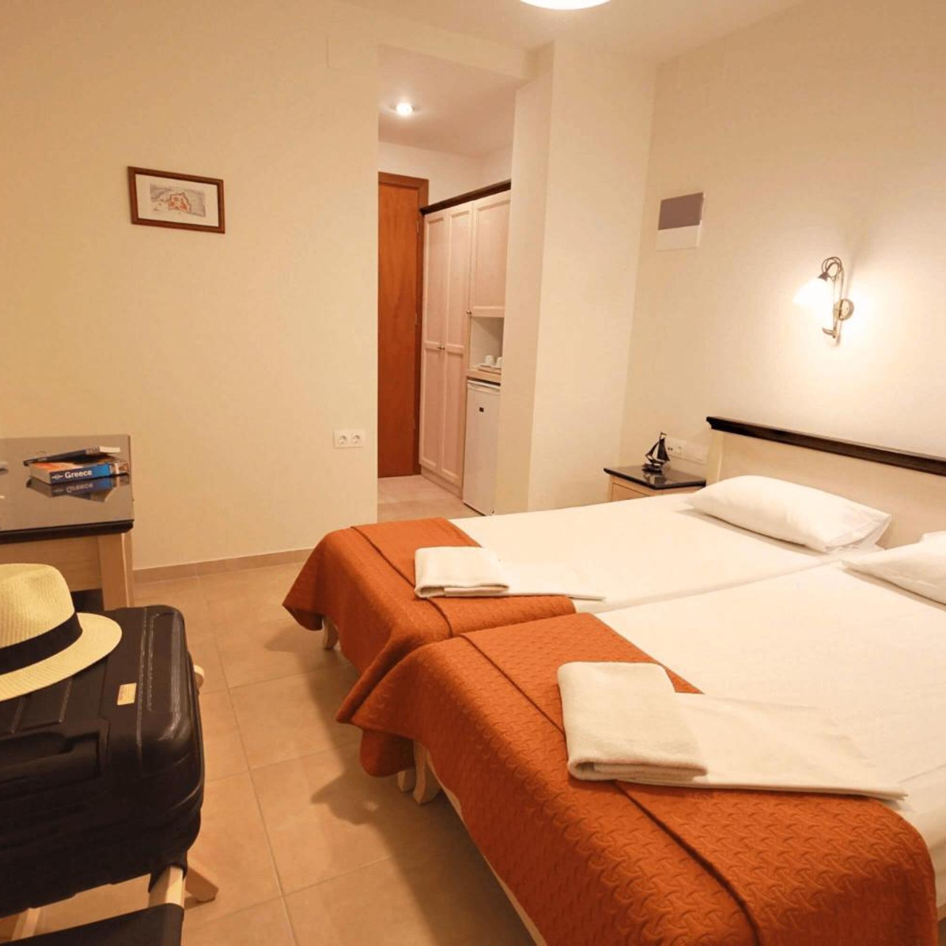 ROOM, TWIN BEDS