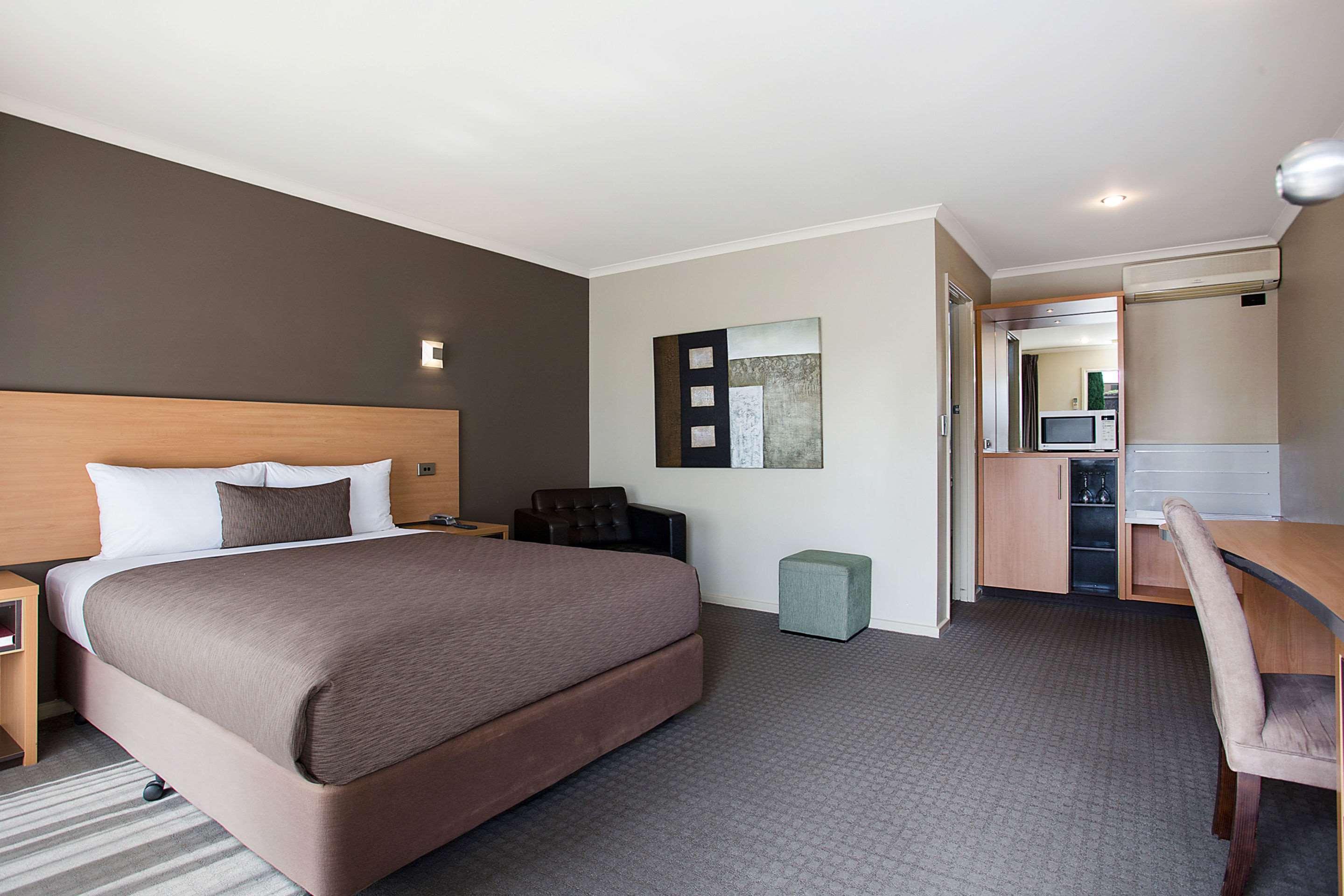 Upgrade, Queen Bed