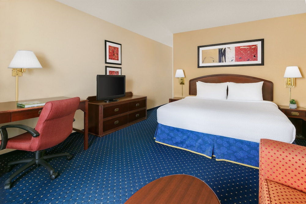 غرفة بسرير كينج مع أريكة، Courtyard by Marriott Flint Grand Blanc 4/10