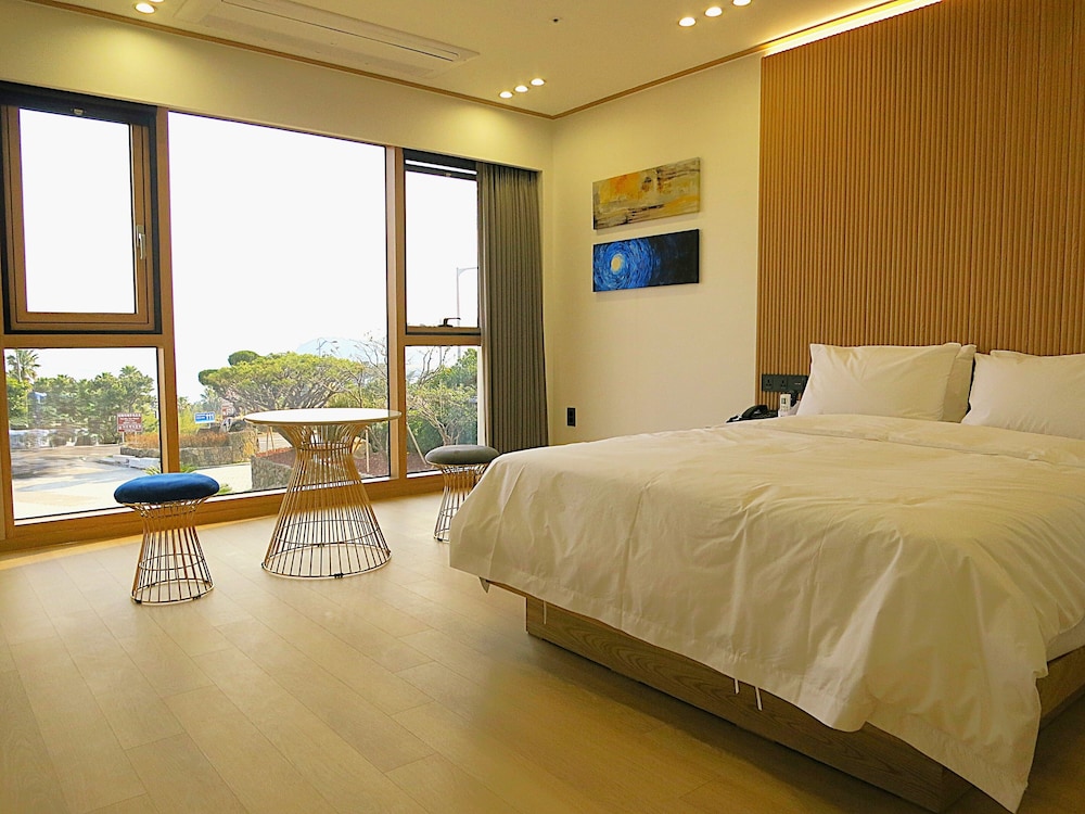 Special, Queen Bed